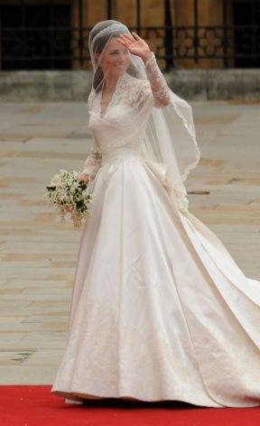 Fantastičnih 6 miliona evra: Ni Kate, Ni Meghan ova aktulena kraljica imala najskuplju venčanicu u istoriji!