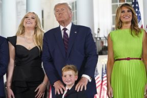 Zašto je neon zelena haljina Melanie Trump digla Ameriku na noge?