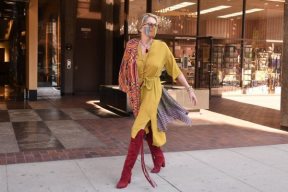 Kako se sa 60+ nosi kombinacija crvena+žuta demonstrira Sharon Stone