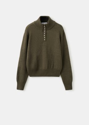 Mango funnel neck zeleni džemper sa dugmićima.