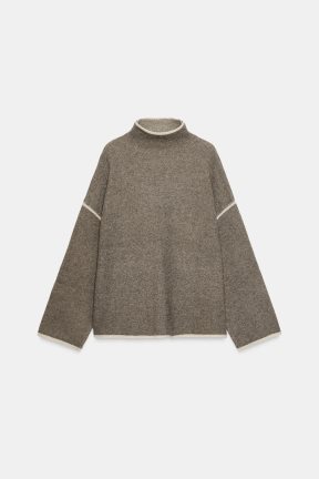 ZARA funnel neck džemper sa belim linijama na rukavima.