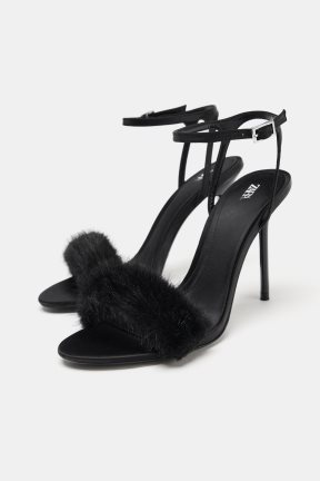 Zara crne sandale.