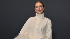 Julianne Moore u beloj košulji.