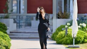 Monica Bellucci u crnoj haljini.