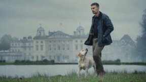 Theo James u Netflix seriji The Gentlemen koju je kreirao Guy Ritchie.