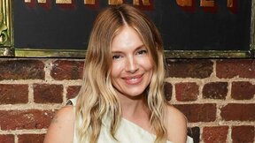 Sienna Miller u svetlozelenoj bluzi.