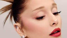 Ariana Grande kao zvezda kampanje povodom lansiranja r.e.m. beauty "Blur Butter" balzama za usne.