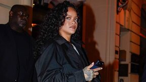 Rihanna u crnom mantilu.