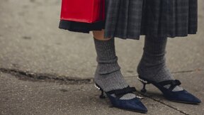Krupan kadar na kitten heel ženske cipele.