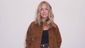 Sienna Miller u braon antilop trench mantilu.