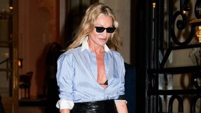 Kate Moss u crnoj kožnoj pencil suknji na Paris Fashion Weeku.