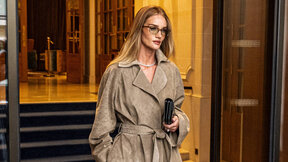 Rosie Huntington Whiteley u mantilu od antilopa u Parizu.