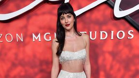 Dakota Johnson sa podignutom frizurom na premijeri filma Verity u Njujorku.