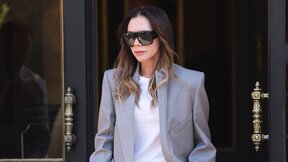 Victoria Beckham u sivom odelu.