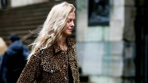 Devojka u jakni sa leopard printom.