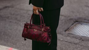 Krupan kadar na žensku tašnu u burgundy nijansi.