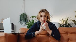 prehlađena žena