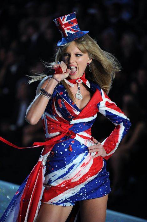 Nude manikir i verenički prsten Taylor Swift