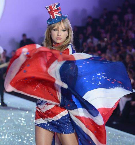 Nude manikir i verenički prsten Taylor Swift