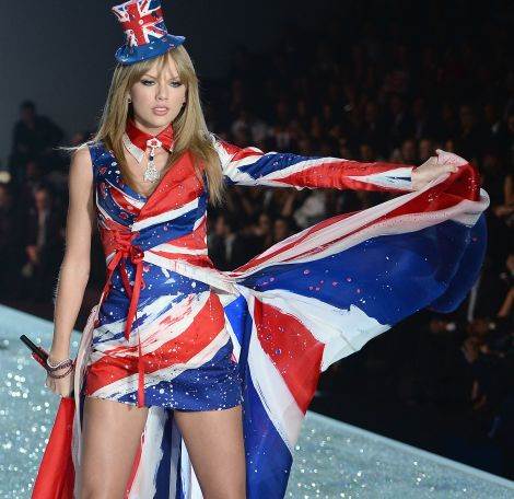 Nude manikir i verenički prsten Taylor Swift