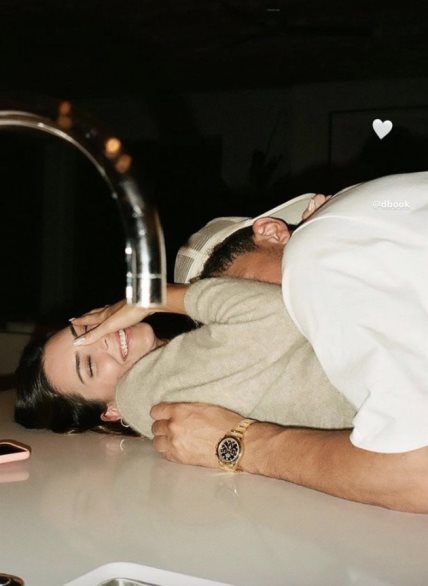 ZVANIČNO U LJUBAVI: Kendall Jenner podelila prvu fotografiju sa svojim dečkom!