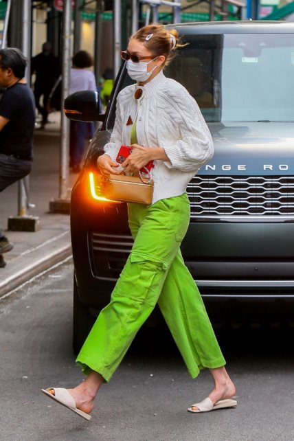 Ovog leta zelene pantalone su must-have, a evo kako ih nose Rihanna i Gigi Hadid