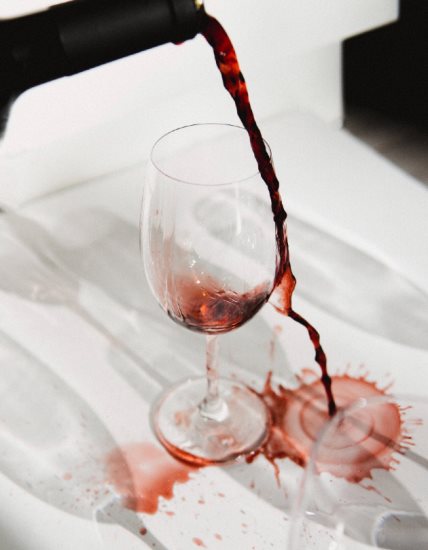 Evo 5 razloga da započnete vikend uz čašu crvenog vina (bez griže savesti)