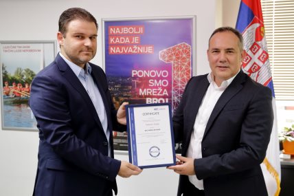 Nikola Milošević uručuje sertifikat Đorđu Maroviću