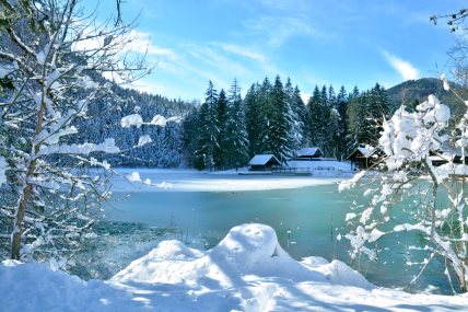 Slovenija je lepa zimi i nudi čaroliju klizanja na Bledskom jezeru, šetanju uzbrdo do Bledskog zamka i aktivnosti za sve ljubitelje zimskim sportova.
