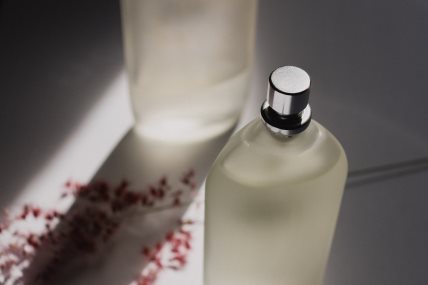 Serijski broj partije parfema treba da stoji na dnu boce.