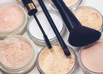 3 BEAUTY TRIKA KOJI ŠTEDE I VREME I NOVAC: Kako dobiti maksimum od makeup proizvoda koje već imate u neseseru