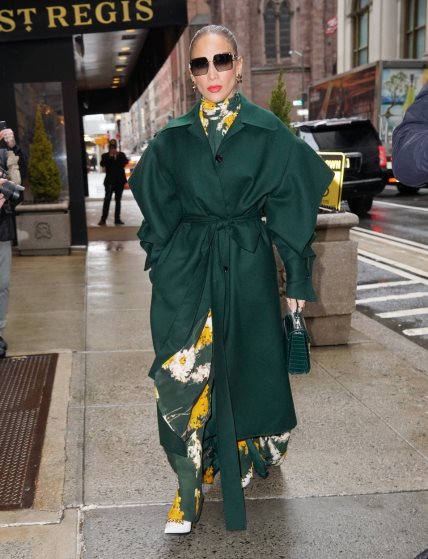 Jennifer Lopez u zelenom kaputi i rolka haljini sa dezenom prošetala New Yorkom.