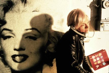 Dokumentarni film Andyja Warhola snima se na osnovu njegove autobiografije.
