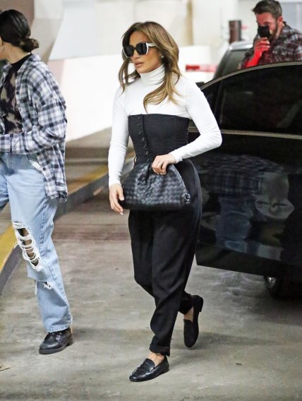 Jennifer Lopez nosi Chanel mokasine.