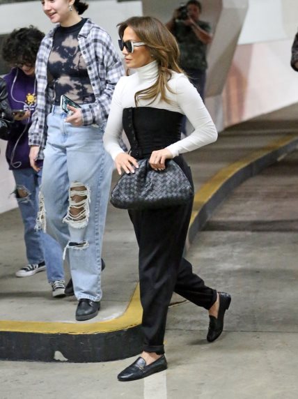 Jennifer Lopez u elegantnim Chanelovim mokasinama.
