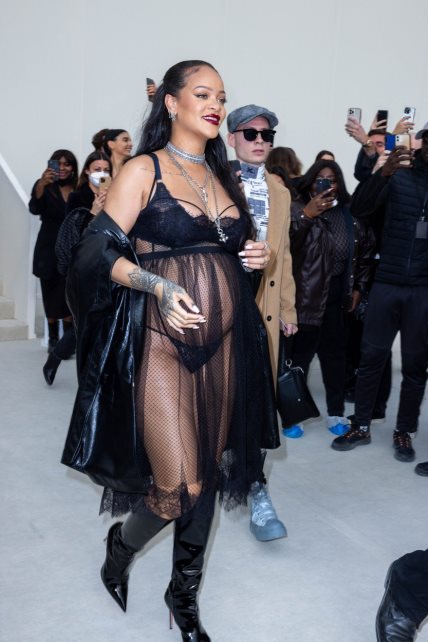 Rihanna je na Diorovoj reviji jesen/zima 2022 nosila crnu čipkanu babydoll haljinu.