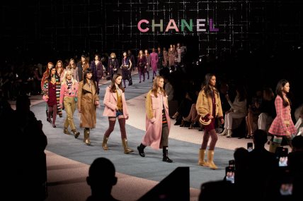 04_FW_2022-23_RTW_collection_Show_finale_copyright_CHANEL.jpg