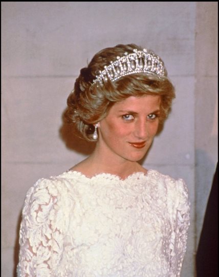 Princeza je na venčanju nosila jednostavnu frizuru isfeniranu unazad.
