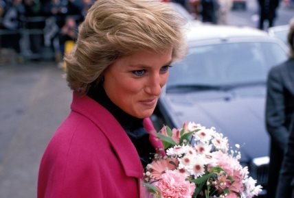 Lady Diana prepoznatljiva je po svojoj frizuri srednje dužine.