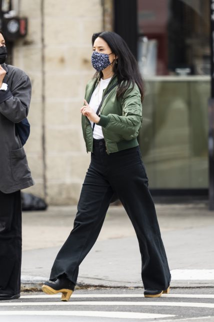 Lucy Liu je uz široke pantalone i bomber jaknu ponela crne klompe.
