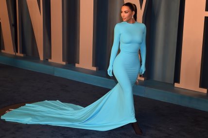 kim kardashian u plavoj balenciaga haljini