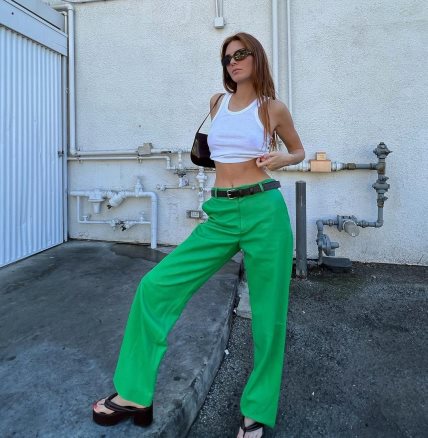 KLASIČNE ZELENE PANTALONE NIKAD NISU BILE VIŠE IN: Kendall Jenner najavila novi street style trend za proleće