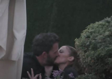 Jennifer Lopez i Ben Affleck prvi put su se poljubili u javnosti 2021. godine.