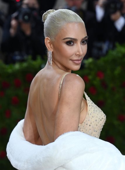 Kim Kardashian u ulozi Marilyn Monroe nosila je make up neutralnih nijansi, stavivši naglasak na oči elegantnim smokey eye-om i dugim trepavicama.