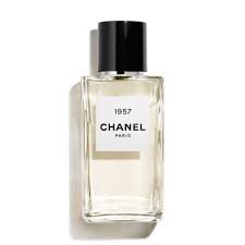 Chanel 1957 je miris koji odiše bogatstvom i šarmom na jedan lagan i prozračan način. On se ne trudi previše: samo nonšalantno lebdi od kože do nosa pre nego što akordima belog mošusa, bergamota, irisa, nerolija i kedra opije svaki deo vas.