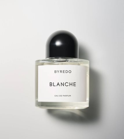 Blanche je ugodan, sladak i čist miris koji asocira sofisticiranost džempera od kašmira. Note mošusa, sandalovine, božura, ljubičice i ruže savršeno prijanjaju na kožu.
