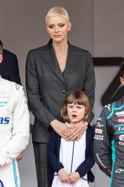 'Najtužnija princeza na svetu' bila je sa suprugom, princom Albertom i njihovom decom, blizancima Gabriellom i Jacquesom, na trci Formule 1 Monaco E-Prix. Nosila je oversize sivo odelo koje je dodatno istaklo njenu vitku liniju.
