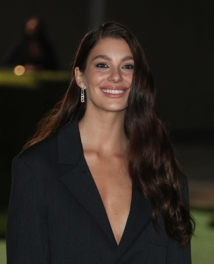 Camila Morrone nosila je Louis Vuitton brineta boju kose.