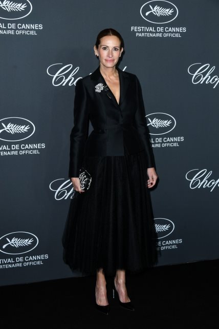 Istog dana na Chopard gala večeri, Julia je došla u još jednoj bezvremenoj modnoj kombinaciji. U pitanju je bio crni svileni Dior sako u kombinaciji sa dugom crnom suknjom od tila (sorry, Carry Brashaw).