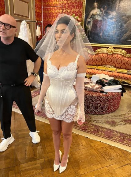 Kourtney Kardashian dizajnirala je haljinu zajedno sa Domenicom i Stefanom.